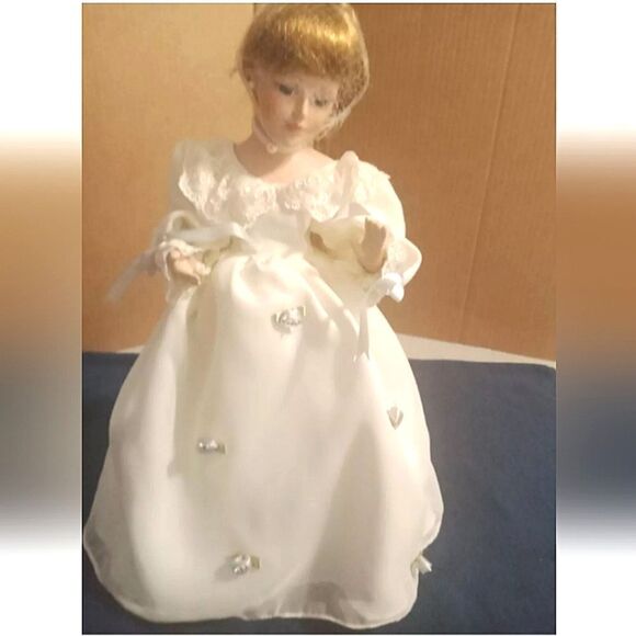 AVON 2000 PORCELAIN DOLL NWT - Picture 1 of 3